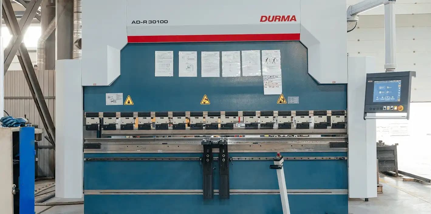 Мощный листогиб позволяет гнуть лист металла длиной до 3000мм и толщиной до 5мм