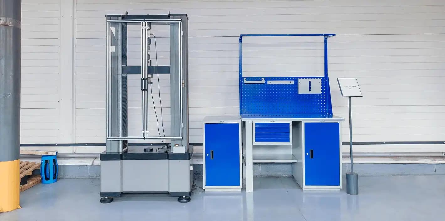 Машина для проведения испытаний прочности комплектующих на разрыв и сжатие. Нагрузка до 10т